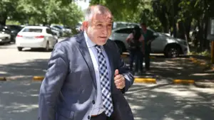 Insólito: robaron el celular al senador Luis Juez en una entrevista radial y quedó grabado