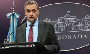 Dólares "en el colchón": el Gobierno nacional postergó el anuncio