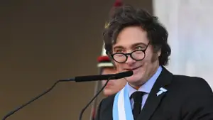 Javier Milei regresa al teatro: la obra benéfica que planea llevar al Muro de Berlín