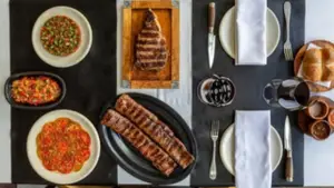 Cuánto sale comer media tira de asado en Don Julio, una de las mejores parrillas del mundo