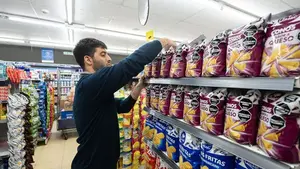 Multaron al supermercado Carrefour por vender productos vencidos: cuánto deberá pagar