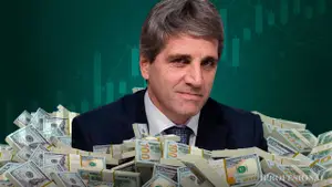 Se dispara la demanda de dólares por fin del cepo y Luis Caputo prepara medida clave