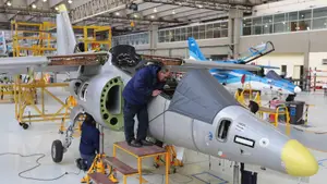Motosierra en fábrica del avión Pampa: el Gobierno aplicará un plan de despidos y ajuste