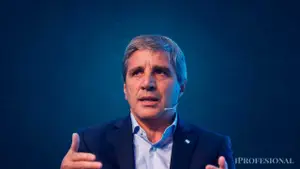 Caputo dijo que hay precios que bajaron 50% e instó a comerciantes a vender en dólares