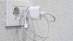 ¿Es conveniente dejar los cargadores enchufados todo el tiempo?  Esto dicen los expertos