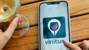 Cómo funciona la app que te permite tomar gratis una copa de vino por día