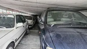 Encontraron una concesionaria abandonada con autos viejos que podrían valer una fortuna