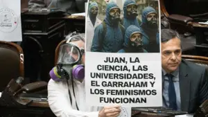 Insólito: un diputado fue al recinto disfrazado de El Eternauta con un llamativo mensaje
