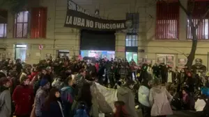 Estudiantes toman varias facultades de la UBA en repudio a la condena a Cristina Kirchner