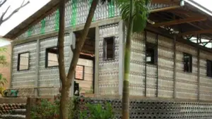 Madre e hija construyeron una casa con 8 mil botellas de vidrio: ¿Qué traba tuvieron?