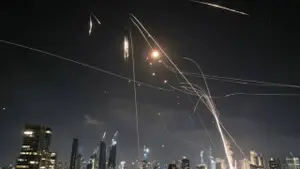 Irán lanzó más de 100 misiles sobre Israel y hubo explosiones en Jerusalén y Tel Aviv