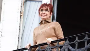 Video: Cristina Kirchner salió al balcón y arengó a la militancia: "Vamos a volver"