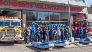 1win donó embarcaciones a bomberos para asistir a municipios afectados por inundaciones