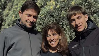 Familia de Córdoba cosecha nueces pecán y produce sus propios alfajores