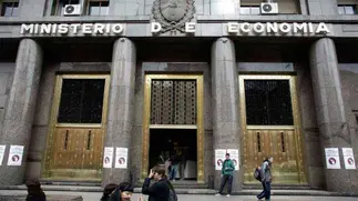 Caputo busca una empresa que maneje el comedor del Ministerio de Economía