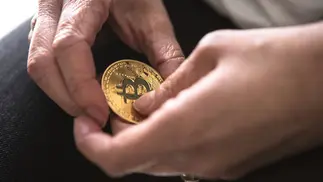 Bitcoin cae, pero los grandes compran: cuánto valdrá 1 BTC en noviembre