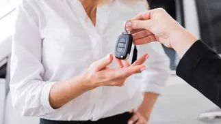 Cuánto sale la transferencia de un auto usado en abril 2026