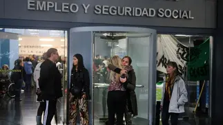 Oficial: el Gobierno eliminó el presentismo y baja el sueldo de empleados públicos