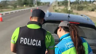 Quieren multar a quienes fumen al manejar: las sanciones previstas