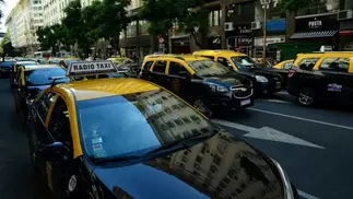 Taxistas porteños impulsan una ley que iguala reglas y tributos con las apps de transporte