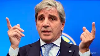 Caputo reveló a inversores que podría haber un ajuste en el régimen de bandas cambiarias