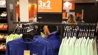 Outlet de grandes marcas vende zapatillas por $50.000 y tiene promociones 3x2