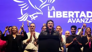 Celebra Javier Milei: se impone en las elecciones, con un gran batacazo en Buenos Aires