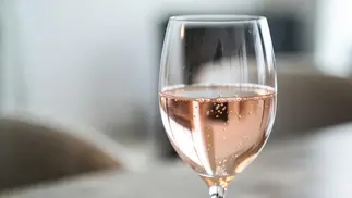 El mejor vino espumante de Argentina es rosado y cuesta menos de $20.000