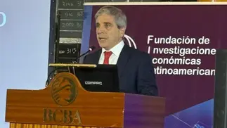Caputo ratificó bandas para el dólar y anunció un cambio en la meta de reservas con el FMI