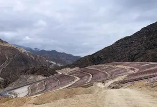 Milei analiza reformas para liberar proyectos de cobre y litio, según Bloomberg