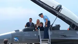 Milei va por más cazas F-16, helicópteros Black Hawk y submarinos