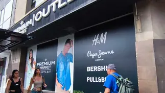 VIDEO | Zapatillas desde $22.000 y ropa ultra barata en nuevos outlet de Belgrano