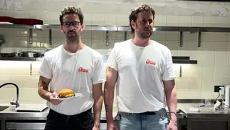 Mientras otros cierran, ellos crearon una hamburguesería en la que la gente hace cola