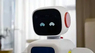 Robot humanoide chino dobla ropa y limpia en tu casa
