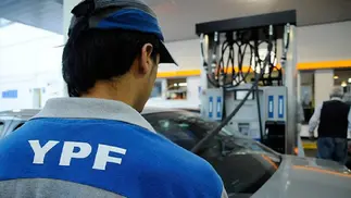 YPF quiere que los playeros aumenten su sueldo con ventas, pero el gremio lo cuestiona