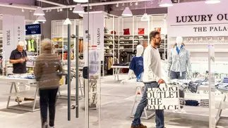 Outlet de primeras marcas: cuánto salen los jeans, camperas y perfumes con rebajas de 70%