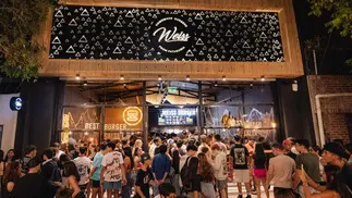 ¿Cuánto cuesta la franquicia de Weiss Burger y cómo planea expandirse?