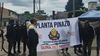 Bloquean planta de Granja Tres Arroyos y ofrecen cajones de pollo