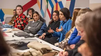 Emprendedoras usan trajes antiguos para crear ropa de diseño