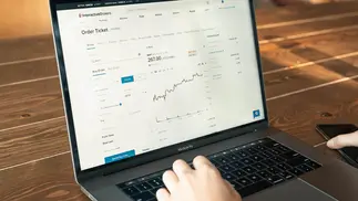 Fintech que usa IA y WhatsApp para controlar gastos llega a Argentina
