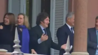 Milei hizo un gesto viral en balcón de la Rosada y sigue sin reconocer el triunfo de Lula