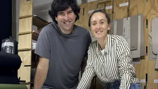 Pareja hace mochilas con botellas recicladas y ya reutilizó más de 5 toneladas