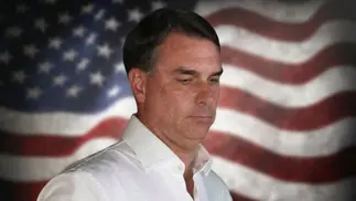 Flávio Bolsonaro se autoproclamó 'líder de Brasil' y agradeció a Milei tras la fuga