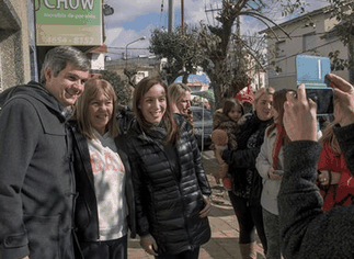 Efecto cacerolazo: Peña y Vidal encabezaron un 'timbreo' para dialogar con los vecinos