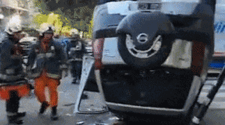 Choque y vuelco: un patrullero impactó con un auto y hay heridos