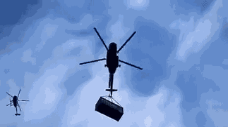 VIDEO | Influencer arrojó un millón de dólares de un helicóptero