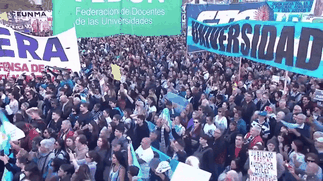 Estudiantes y docentes se movilizaron a Plaza de Mayo para reclamar fondos al Gobierno