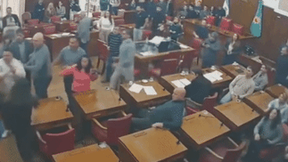 Escándalo: taxistas y choferes de Uber se agarraron a trompadas en el Concejo Deliberante