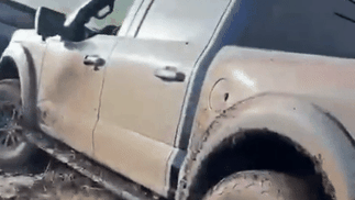 El Dibu Martínez quedó atascado con su camioneta y un grupo de vecinos lo rescató
