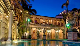 La historia de la lujosa casa que vio morir a Gianni Versace y que Donald Trump quiso comprar